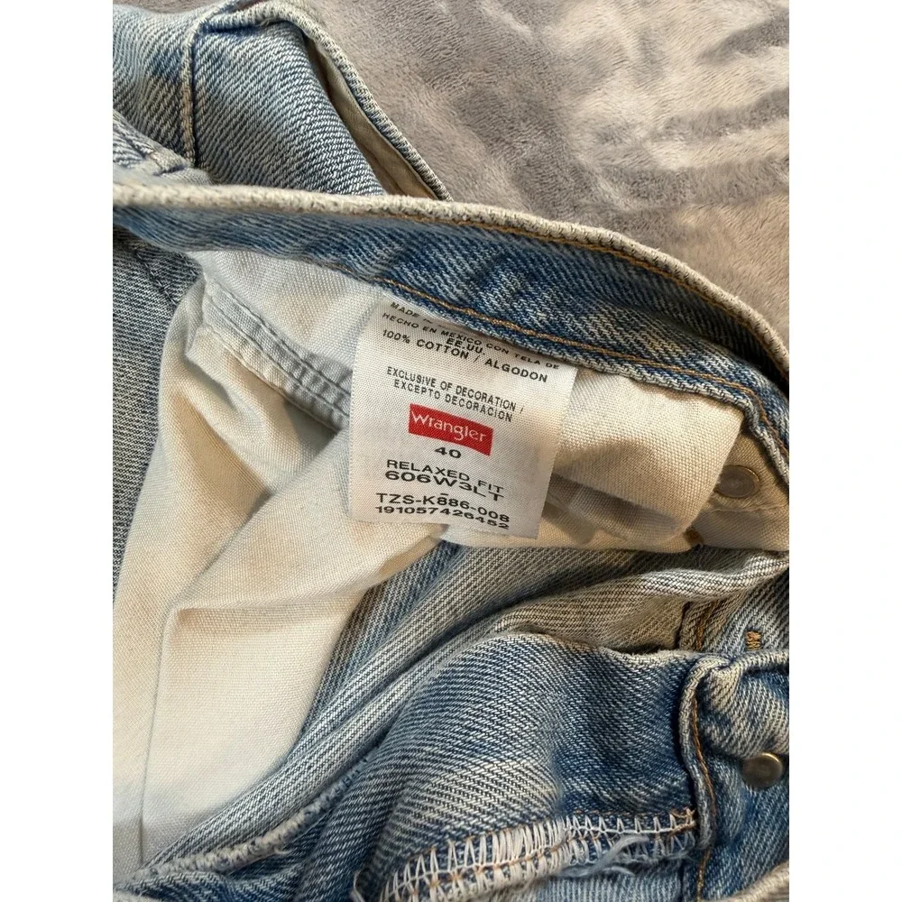 Wrangler Men's Relaxed Fit Denim Shorts Light Wash Blue Jean Size 40